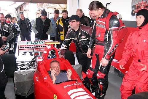 formula-41.jpg - POVEDAL NAM JE , DA SE IZ AVTA RAZEN NAPREJ KAJ DOSTI NE VIDI