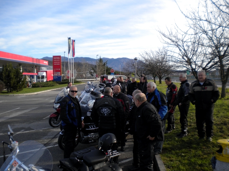 ronki01.jpg - KLAPA SE ZBIRA ZA ODHOD NA MOTORISTIČNO ZIMSKO SREČANJE V RONKE