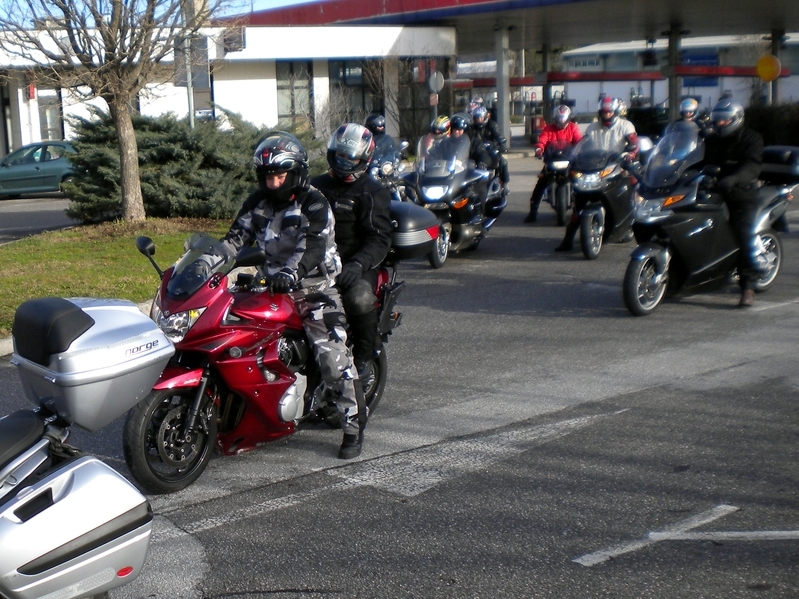 ronki011.jpg - ČAKA NAS PRIBLIŽNO POL URE VOŽNJE, NA POT JE KRENILO OKOLI 50 MOTORJEV NAŠIH ČLANOV IN PRIJATELJEV