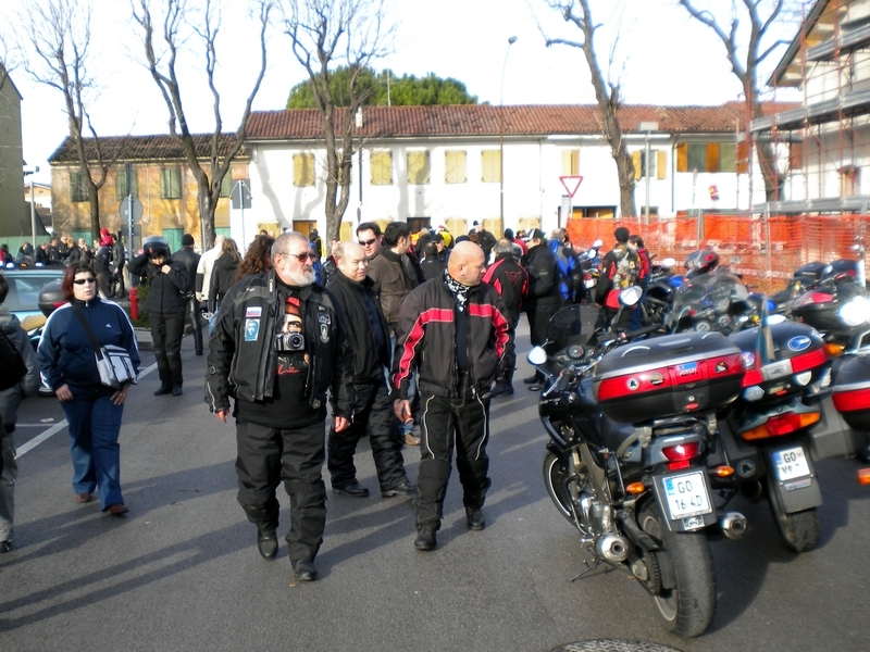 ronki028.jpg - VIPAVSKO ODELENJE NA POHODU IN OGLEDU MOTORJEV
