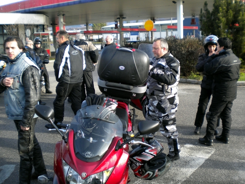 ronki04.jpg - KOVČKI SO ŽE ODPRTI, V NJIH SE PONAVADI NAHAJA KAJ ZANIMIVEGA