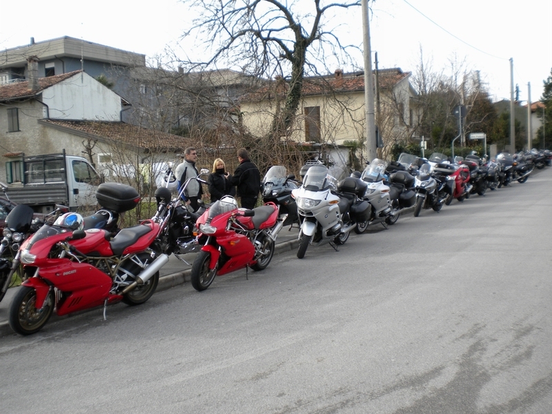 ronki052.jpg - POSTROJENI V VRSTO KOT VOJAKI