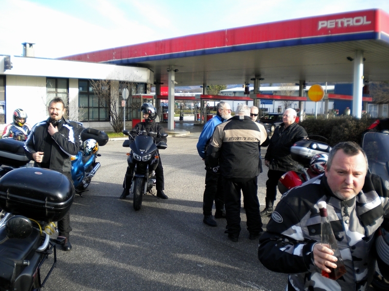 ronki06.jpg - PRIVOŠČILI SMO SI GA VSAK EN POŽIREK  IN MORAM PRIZNATI ZARES DOBRA MEDEŽIJA