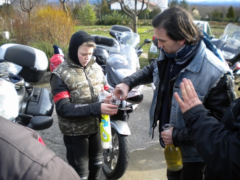ronki071.jpg - TOMAŽU JE PRI NALIVANJU POMAGAL GAJ
