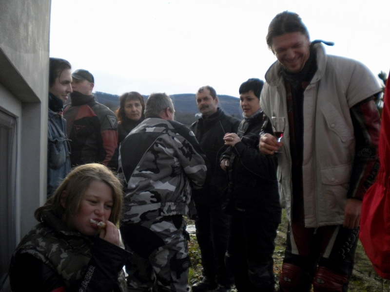 ronki097.jpg - ZUNAJ PRED HRAMOM JE BILA KLAPA DOBRO RAZPOLOŽENA