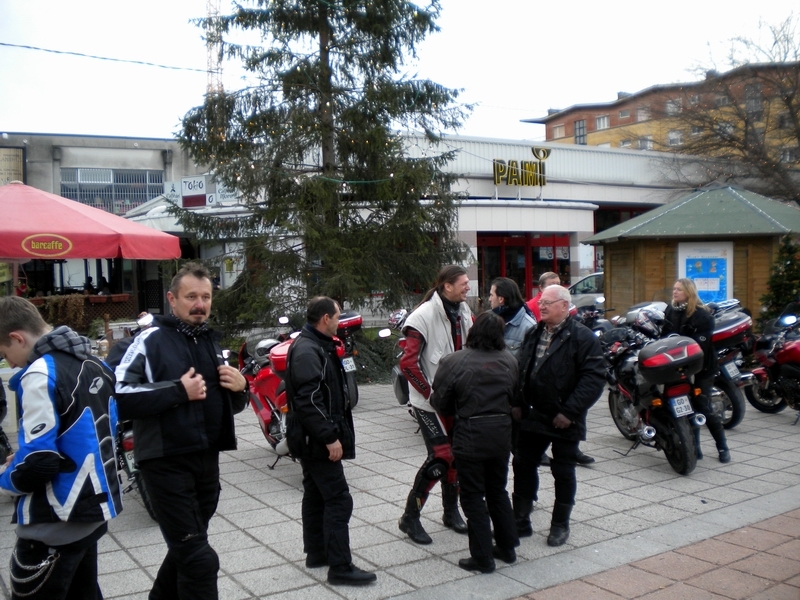 ronki109.jpg - NA TRGU SO POTEKALE PRIPRAVE ZA PRIHOD DEDKA MRAZA