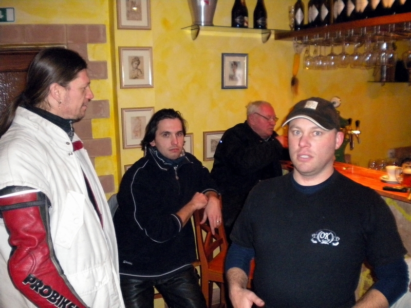 ronki116.jpg - POSTANEK V PIZZERIJI V NEBLEM