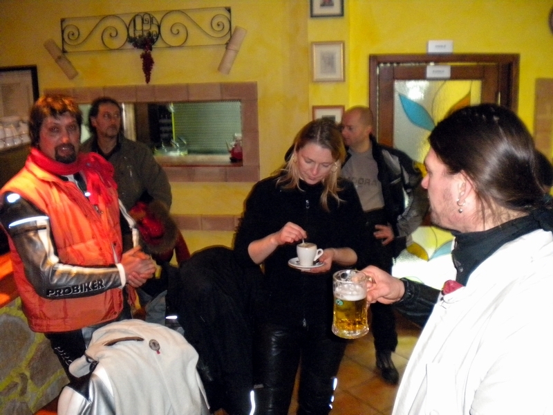 ronki117.jpg - KAVA , PIVO IN ŠE KAJ, DA SE MALO OGREJEMO