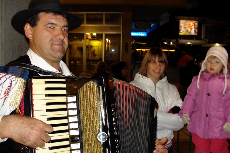 ronki131.jpg - ZVOKI DOMAČE GLASBE SO ODMEVALE ČEZ BEVKOV TRG