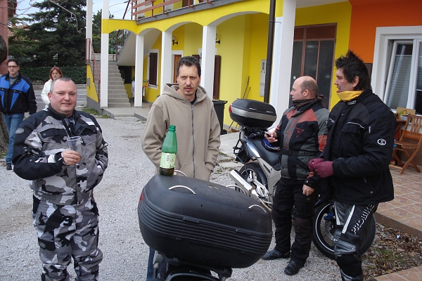 DSC06136.JPG - TUDI SAM MOTORIST JE BIL MOTO DRUŽBE NA NOVO LETO ZELO VESEL.