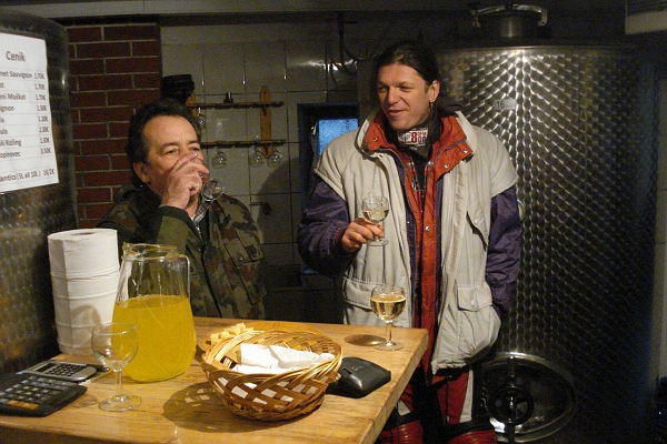 DSC06161.JPG - PA SE JE BILO TREBA, SICER STEŽKA, POSLOVIT.